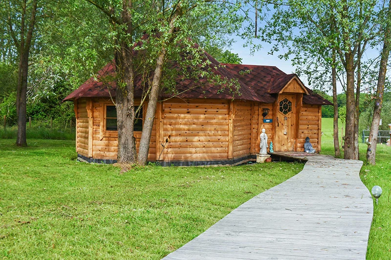 chalet en bois dans la nature à l'ecole de l'intuition et du tantra