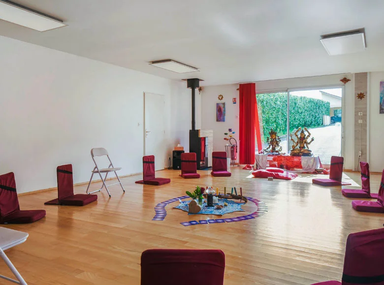 salle intuition tantra avec décoration dans l'ecole emma grillet