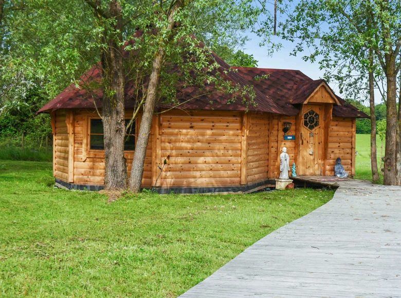 chalet en bois de l'ecole de l'intuition et du tantra et transpersonnel